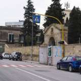 L�entrata principale del Conservatorio, costituita da un cancello in ferro battuto, sorge su via Cifarelli, prolungamento dell�estramurale Capruzzi